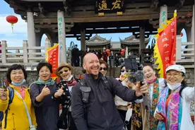 美国博主游潮州：走牌坊街锤牛肉丸，学潮汕话“有空来喝茶”视频封面