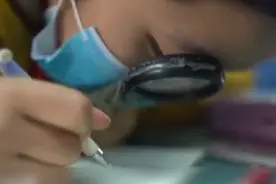 小姑娘加油！女孩左眼失明，右眼戴放大镜学习图片