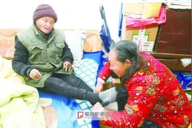 阜阳好嫂子把智障小叔子当成自己孩子照顾图片