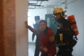 “儿子，快点出来”……火场获救后，母子相拥而泣图片