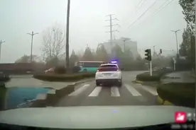 39秒｜车主视角下的救援！爷爷突发脑梗，交警开道20分钟急送医图片