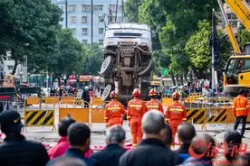 广州天河区棠德西路被陷泥罐车司机：遇险后自行跳出车外图片