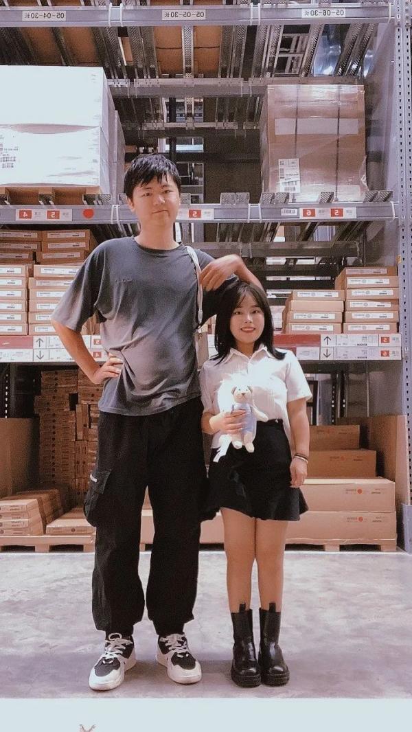 萌萌哒!重庆小情侣身高相差45厘米走红朋友圈