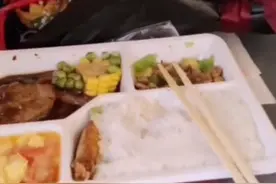这盒饭，吃哭了！高铁上，军嫂悄悄为退伍老兵买32份午饭图片
