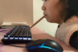 河南咬木棍写小说残疾女孩破格加入作协 网友：有梦想谁都了不起图片