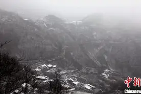 湖北神农架护林人：风雪中徒步20多公里巡山护林图片
