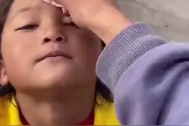 老母亲般的照顾！老师挨个儿给小学生涂护脸霜图片