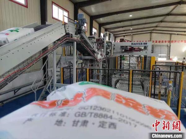 甘肃定西“负二代”翻身记：从穷困躲债到授渔助农