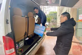 36箱蒙古国“暖羊羊”抵自贡！援助湖北医务人员马升军：煮羊肉汤图片