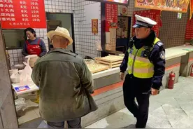 “来一份超大份水饺！”拾荒老人流落郑州火车站，民警请吃饭还帮照看废品图片