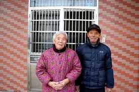 84岁老奶奶跳入河中救下3岁孩童！事后她却哭了…图片