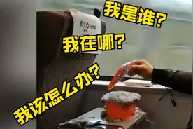 大叔高铁上误把自热包撕开煮，迟迟不舍扔掉，看着心酸图片