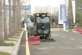 首台贵州造无人驾驶清洁车在贵阳经开区试运营图片