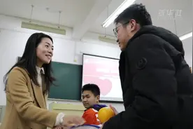 超暖心！江西一高校送考研学生脐橙礼包视频封面