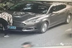 两张纸巾，没了12分！监控拍下一车主在玉林街头做了这件事图片