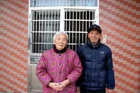 84岁老太跳入冰河救邻居家3岁儿童 孩子母亲已溺亡图片