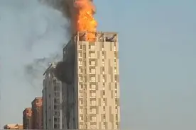 突发！沈阳金地滨河国际小区楼顶燃起大火图片