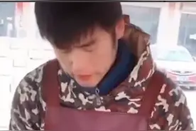 鸡蛋灌饼摊主长相酷似周杰伦，摊位变”打卡地“，网友：还以为在拍戏图片