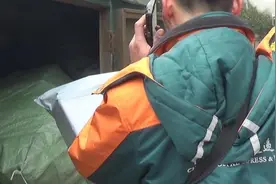 价值数千元快递离奇失踪后，快递员联合抓贼！最后杭州民警在她床底下拉出两大箱“货”图片