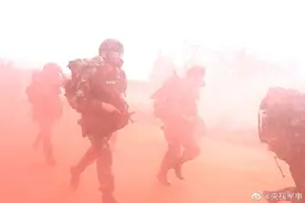 高燃大图！武警特战队员是如何考级的图片