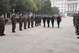 糖分超高的退伍仪式！16年老兵退伍回家，全家举条幅迎接……图片