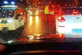 “雨夜中的那抹荧黄”——记济宁曲阜市田家炳小学助学岗交警图片