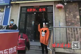 尴尬！被朋友指出身上穿的品牌是假货，女子一怒报警，牵出个大案…图片