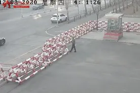 感人！退伍老兵路过老部队下车敬礼图片