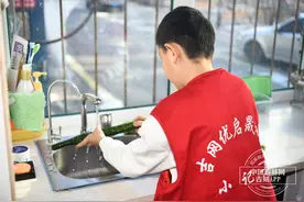 国际志愿者日：爱心饺子暖心窝 残疾家庭欢乐多图片