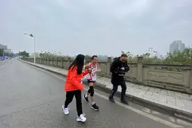 老当益壮！72岁爷爷带伤战三星堆半马图片