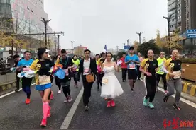祝福！5000人三星堆跑半程马拉松，赛后他向女友求婚成功图片