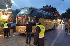 重拳整治！三辆旅游大巴涉嫌异地经营被查获图片