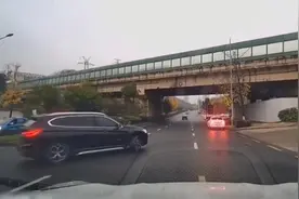 别车，急刹，谩骂！男子上班途中遇到暴躁驾驶员图片