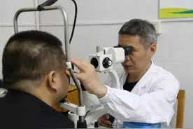 差点瞎了！杭州大伯眼前总有黑影，医生：这种病破坏力极大图片