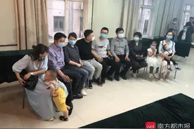 错换人生28年患癌青年骨灰将带回江西，另一当事人到场送别图片