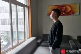 错换人生28年患癌青年养母：得知他去世消息后摔倒在沙发上图片