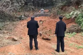 摊上大事！桂林3男子山场挖土竟将他人祖坟挖垮塌图片