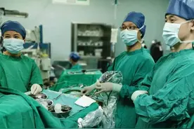 崩溃！未婚未育的姑娘竟突然溢乳，原来是脑子里长了东西图片