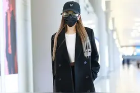 因脖子上热搜的周扬青靠着翻领大衣挽回了“声誉”图片