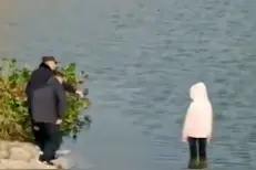 安徽投河自尽女孩父亲发声：事发前晚自习没上完提前回家，出事后政府后续做得很好图片