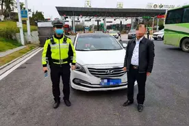 马大哈驾车忘带证不关心年检 驾驶证、车辆均逾期图片