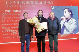 教授诗人华清获”十月诗歌奖”：希望通过写诗，“矫正”做研究形成的习惯图片