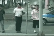 一个小问题，电线杆为啥是圆的？90%的人都答错……图片