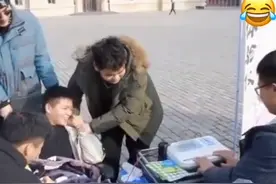 高校男生排队体验女生“生理痛”，男生：感觉很不美好图片