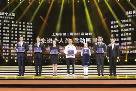 86岁健身爷爷成“运动民星”，单杠、吊环、健腹轮、俯卧撑样样精通图片