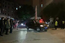 今天零点，上海一群居民在小区门口挥着小红旗轻喊：“祖国万岁，上海加油”图片