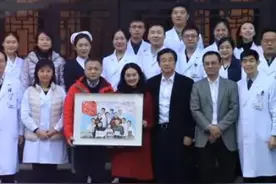 “黑脸医生”进京，当面致谢恩人图片