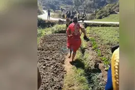 欢乐的一幕！新娘结婚路上被刁难，田埂上光脚飞奔举着高跟鞋追打伴郎图片