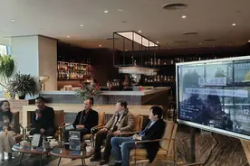 抓住舒尔茨的诗人本质，黑陶《在阁楼独听万物密语》图片