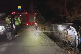 烟台龙口：轿车夜间侧翻路边沟 众人合力及时伸援手图片